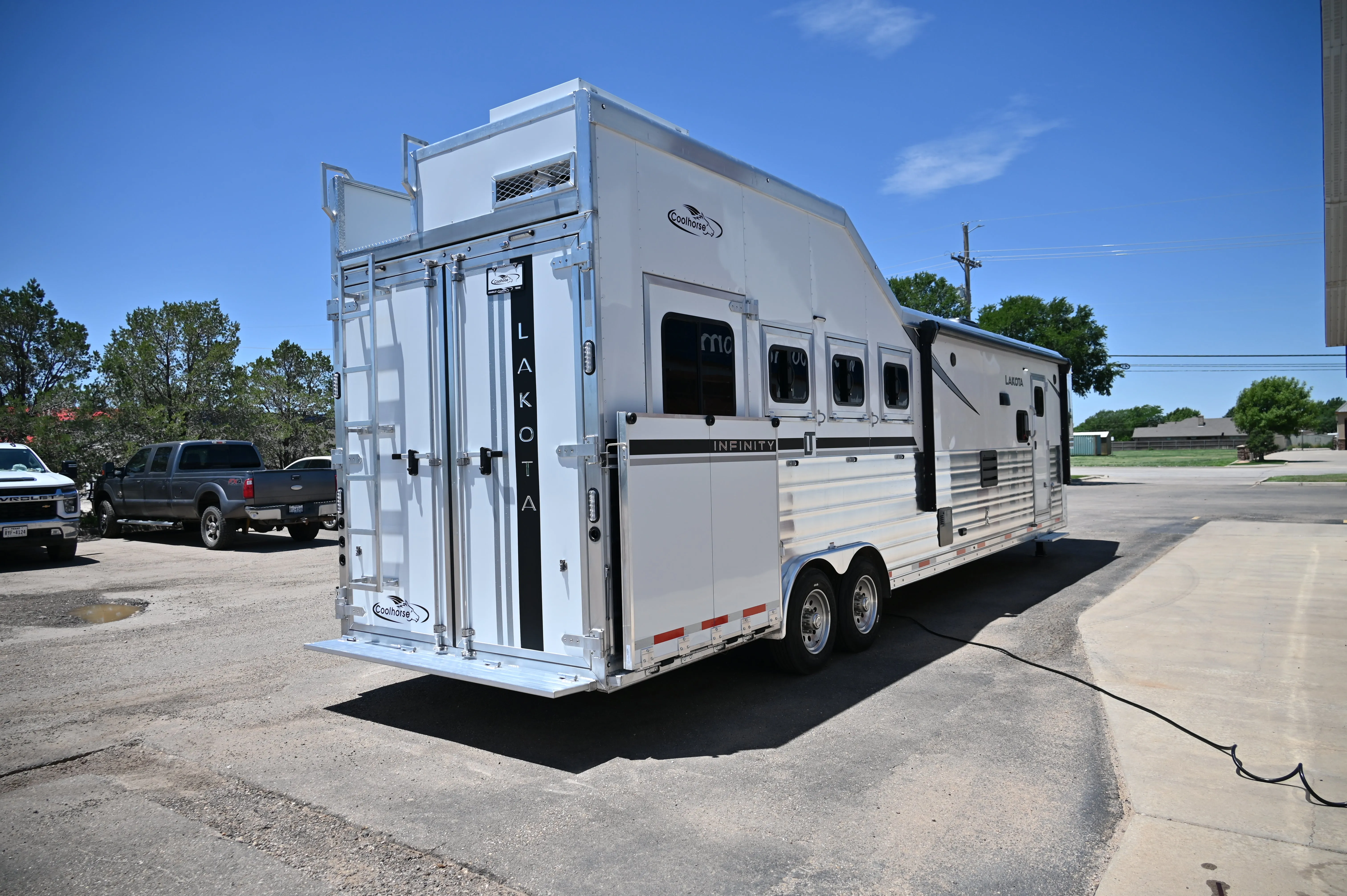 2025 Lakota Infinity 4 Horse 14' Side Load, Integrated Pod, Model IN8414SR