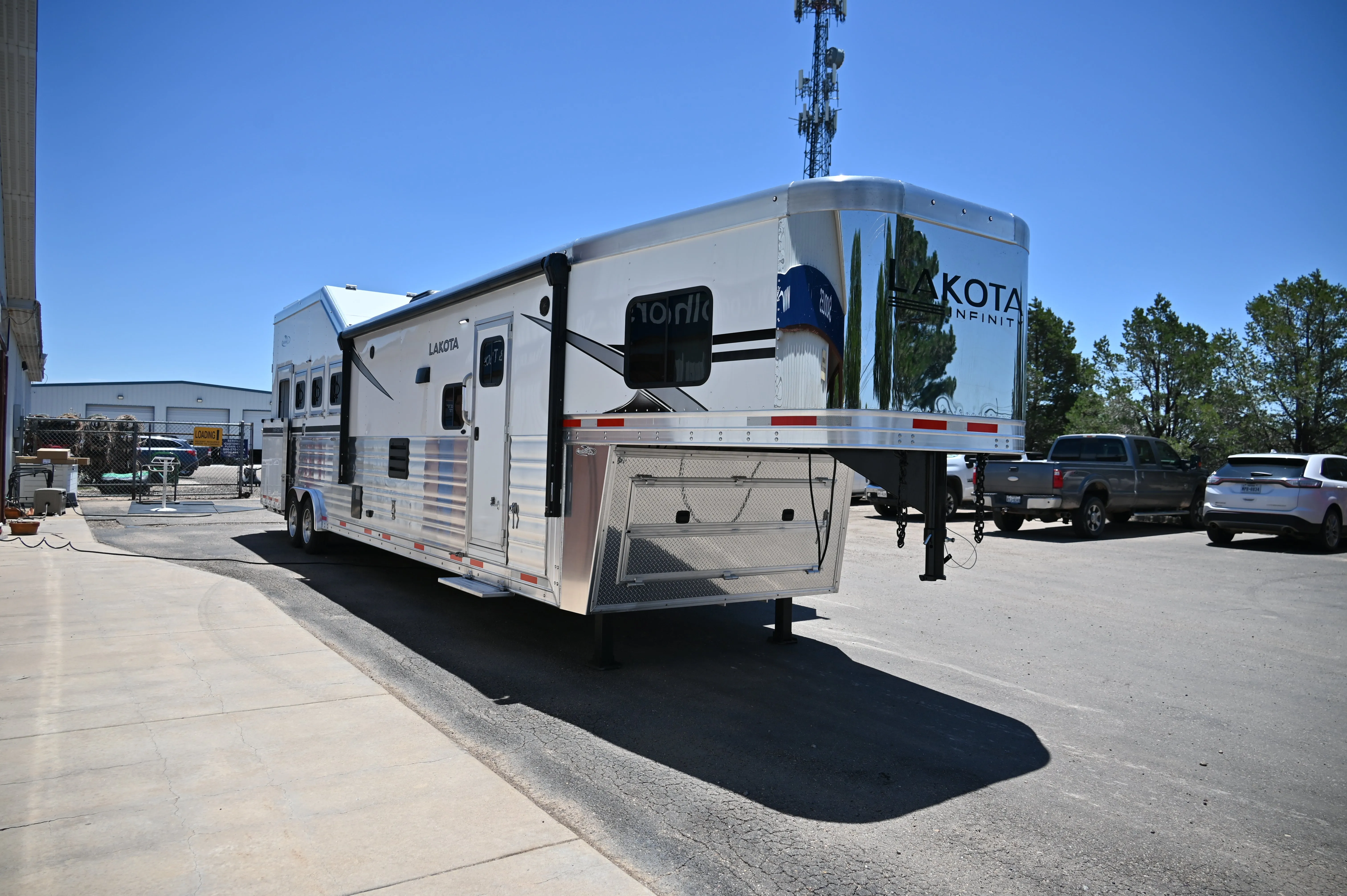 2025 Lakota Infinity 4 Horse 14' Side Load, Integrated Pod, Model IN8414SR