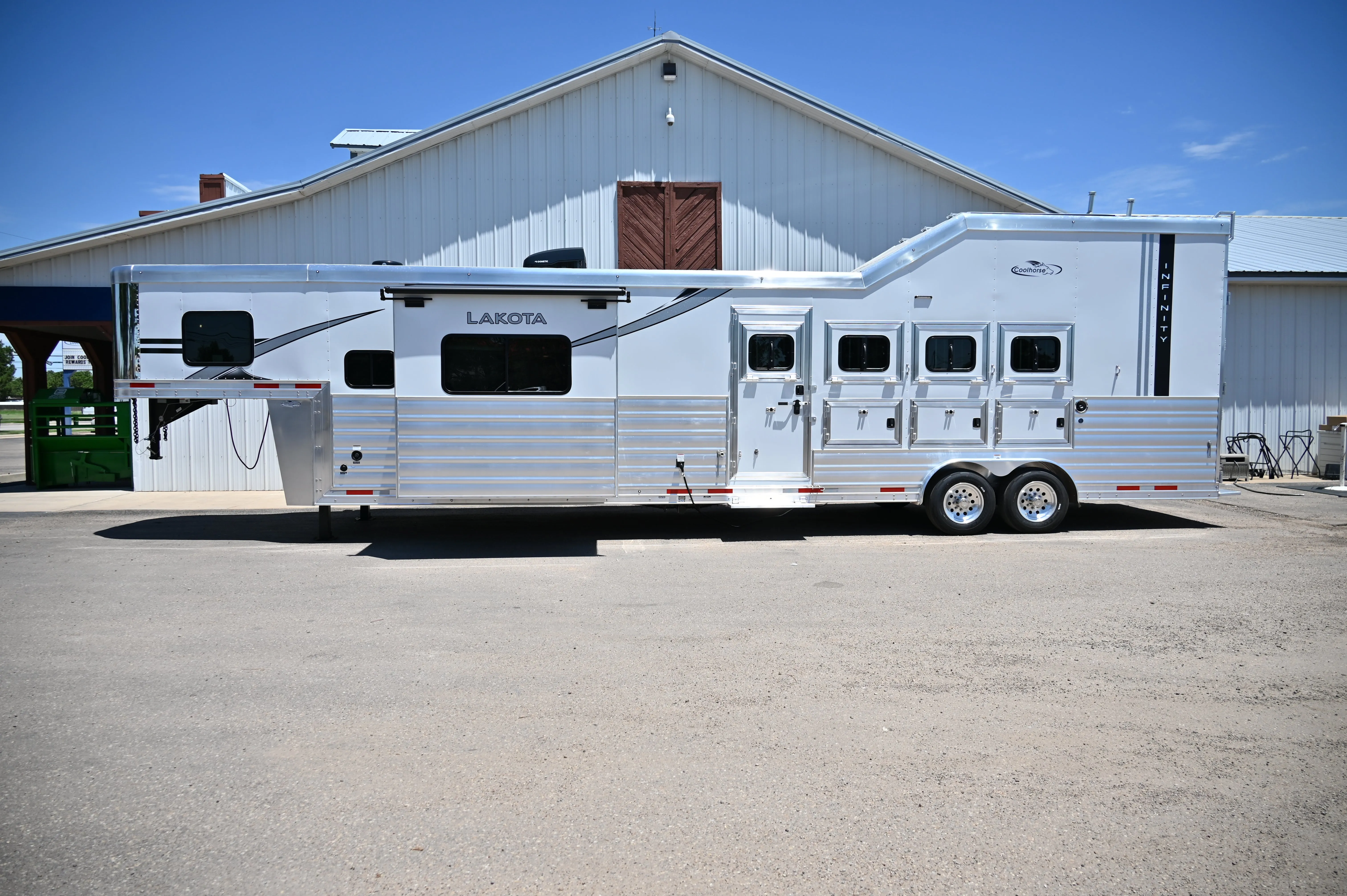 2025 Lakota Infinity 4 Horse 14' Side Load, Integrated Pod, Model IN8414SR