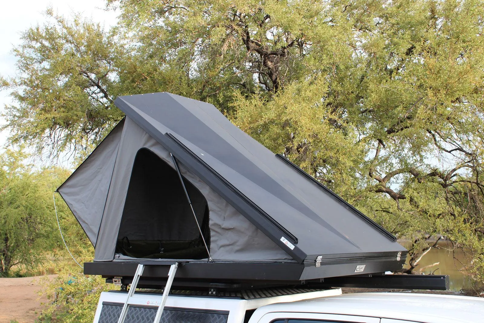 Eezi-Awn Blade Hardshell Roof Top Tent